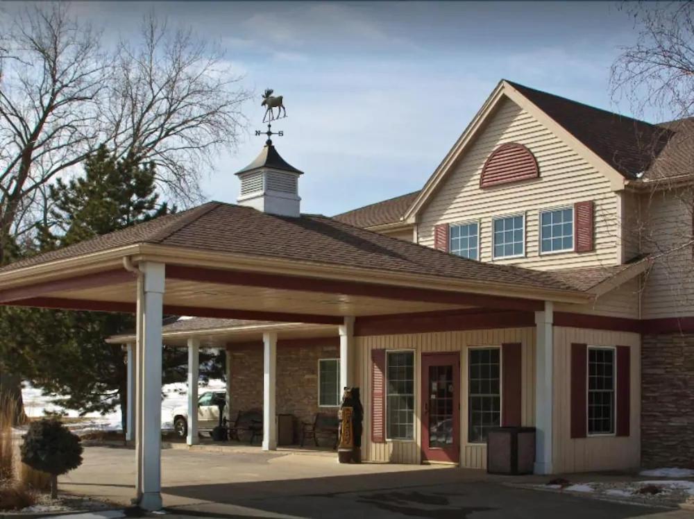 Boarders Inn & Suites By Cobblestone Hotels In Waukon Exterior foto